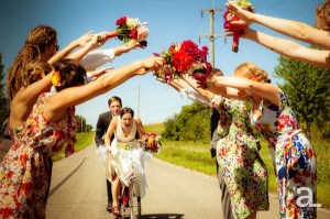 06-tandem-bicycle-wedding-party-photos
